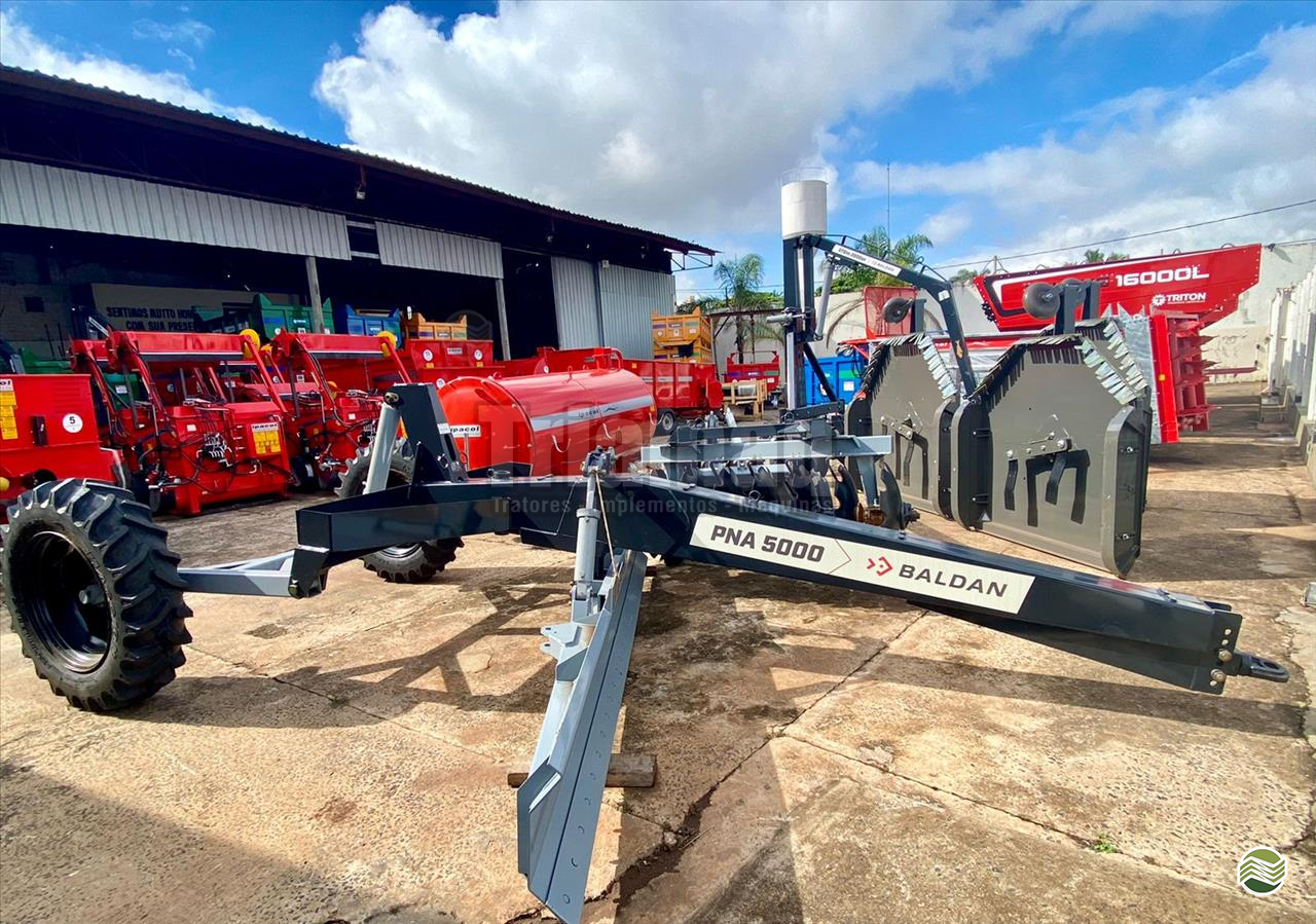 IMPLEMENTOS AGRICOLAS PLAINA NIVELADORA PLAINA DE ARRASTO Triamaq Tratores UBERLANDIA MINAS GERAIS MG
